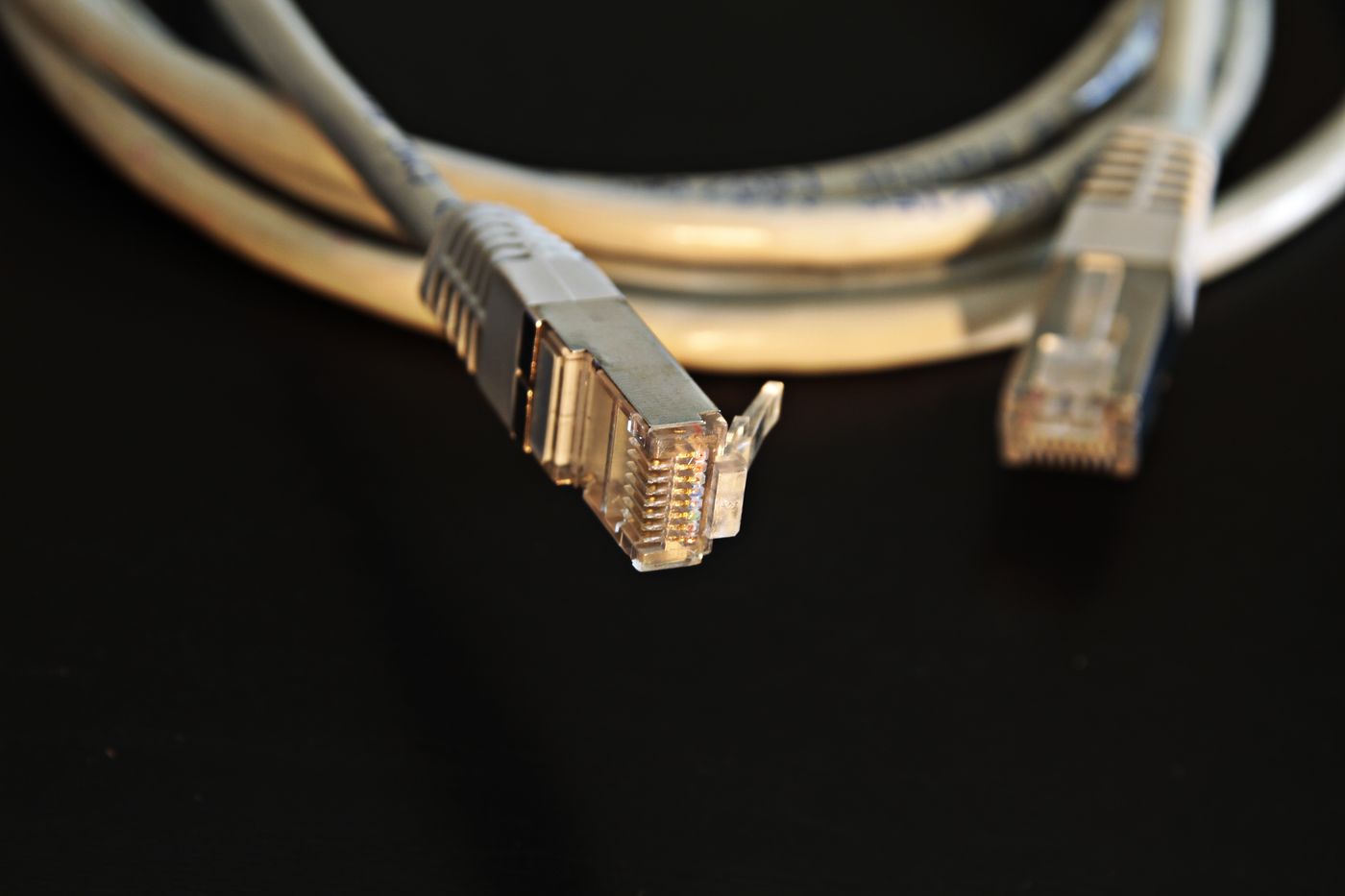 Ein Netzwerkkabel zum Schreibtisch führen