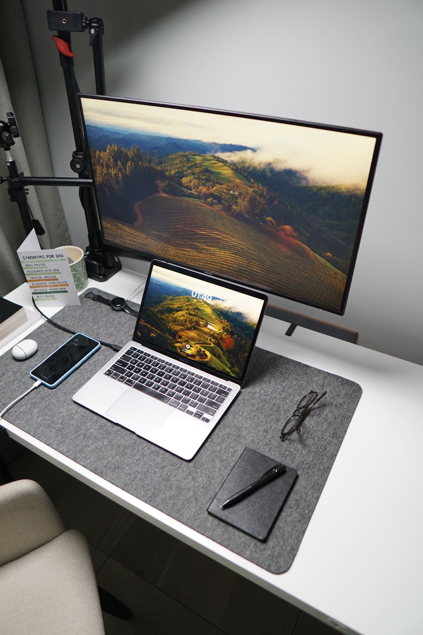 Einen Monitor am Schreibtisch positionieren