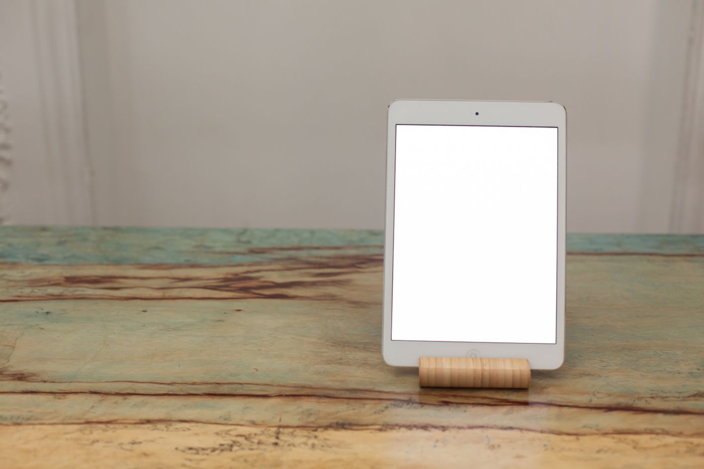 Ein Tablet mit einem Ständer nutzen